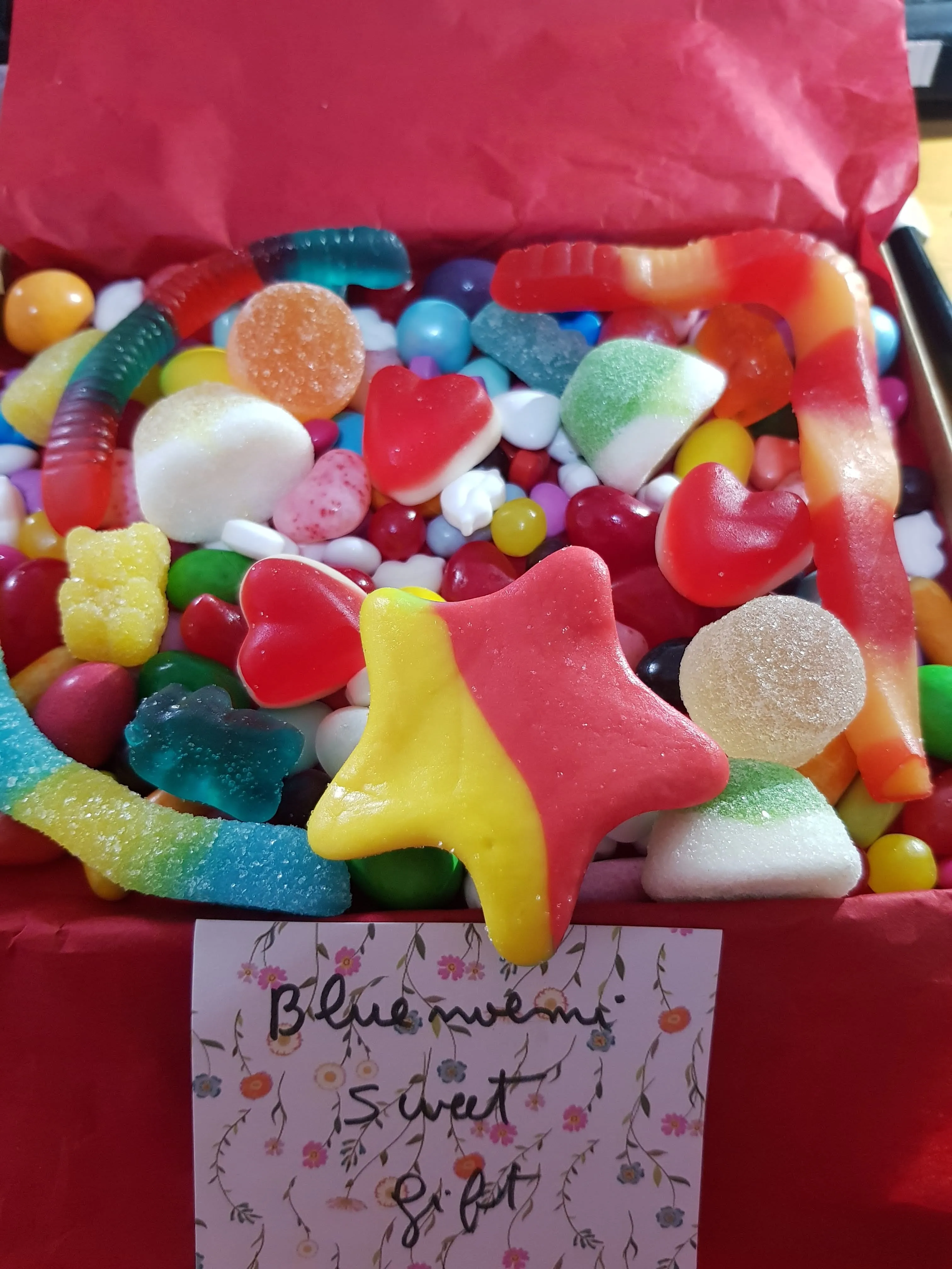 Bluenoemi Personalised Pick and Mix Box of Candies and Sweets | Gift for Children! Gift For Her | Gift For Mom| Gift For Sister. 0.5 kg box