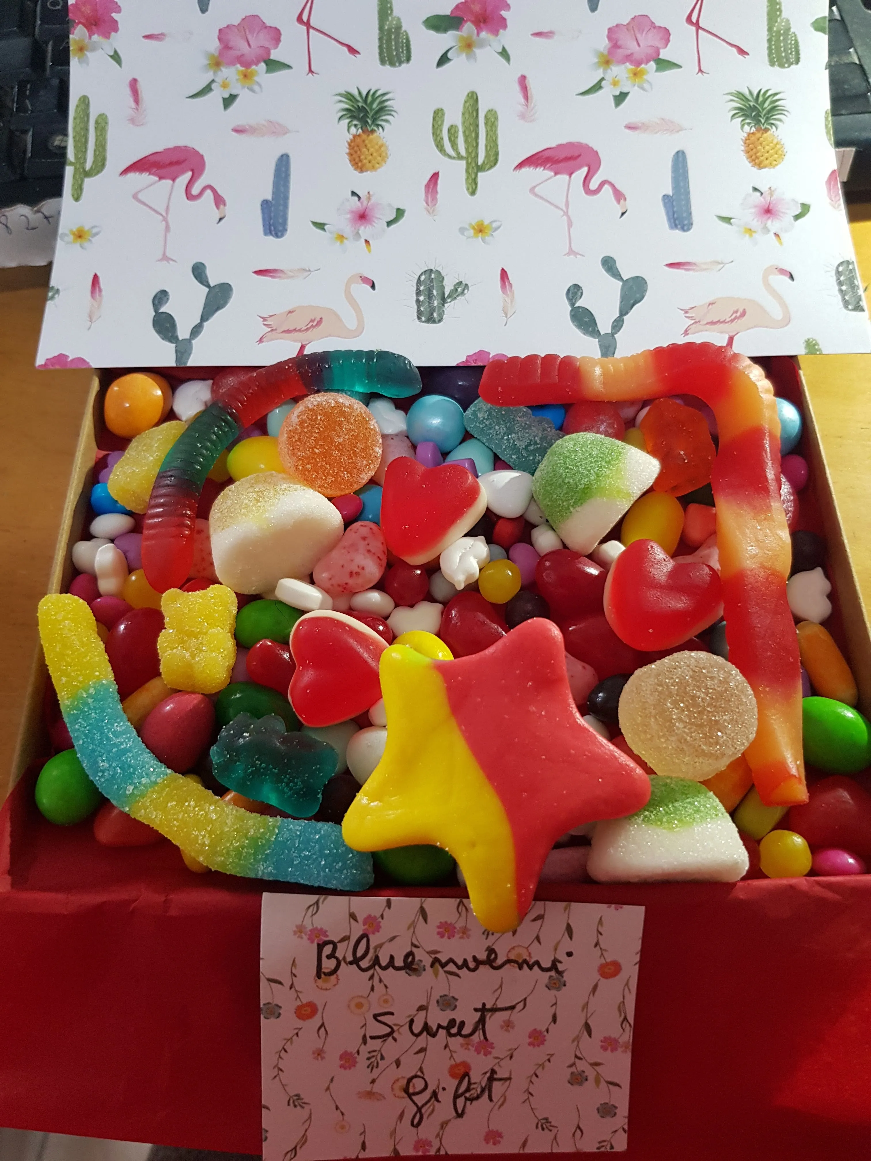Bluenoemi Personalised Pick and Mix Box of Candies and Sweets | Gift for Children! Gift For Her | Gift For Mom| Gift For Sister. 0.5 kg box