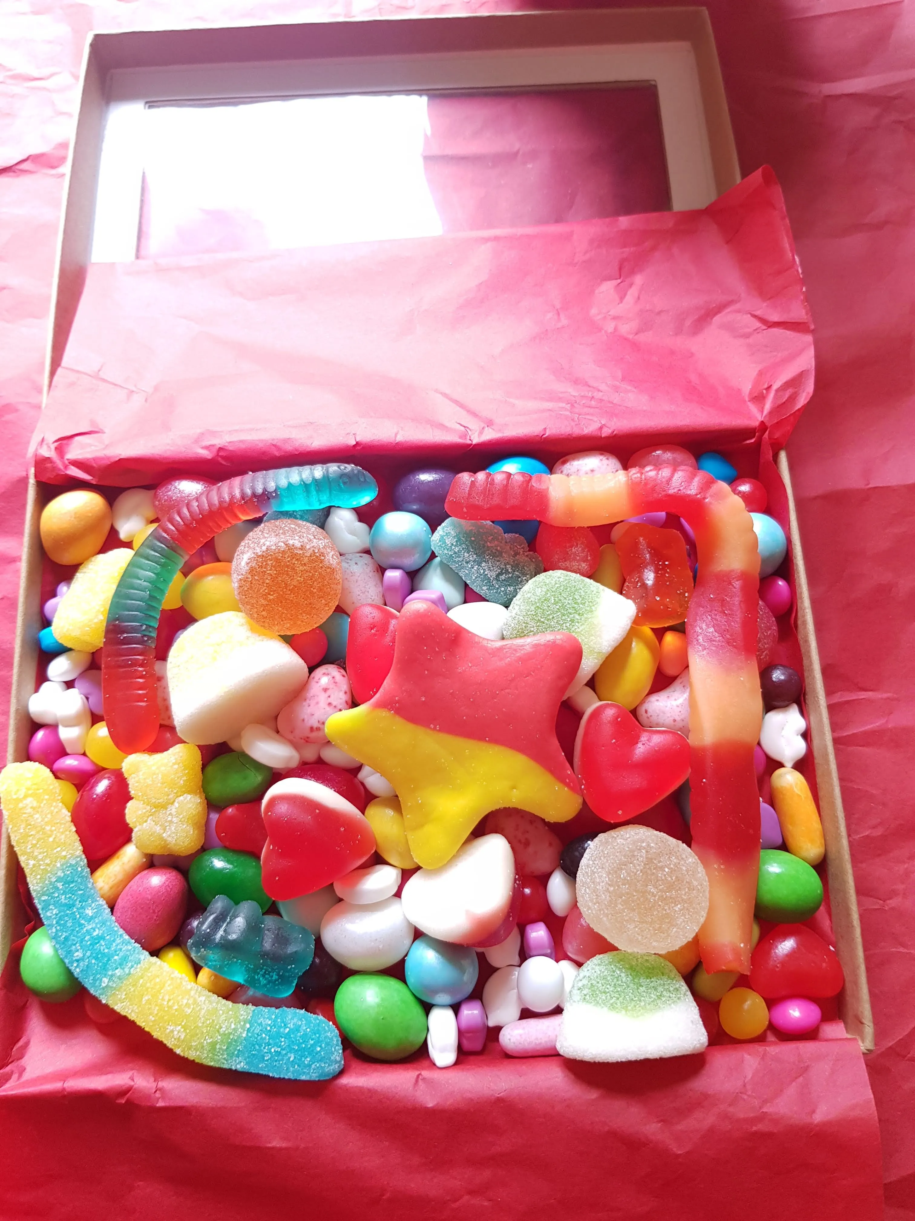 Bluenoemi Personalised Pick and Mix Box of Candies and Sweets | Gift for Children! Gift For Her | Gift For Mom| Gift For Sister. 0.5 kg box
